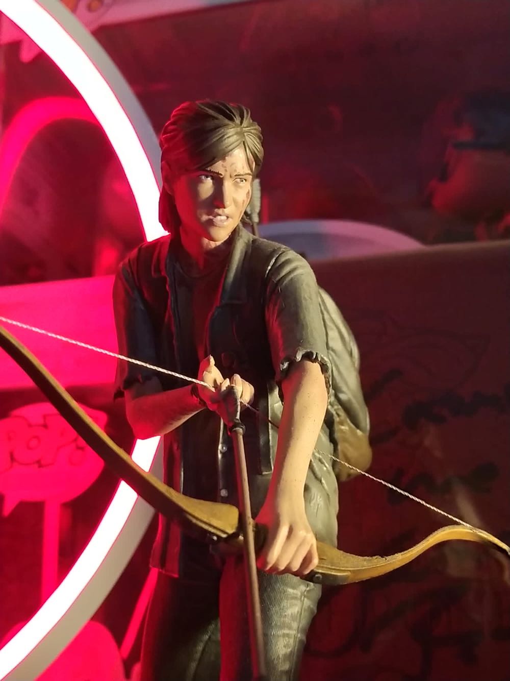 Ellie with bow  - Dark Horse (Videogames) action figure collectible [Barcode 761568006735] - Main Image 3