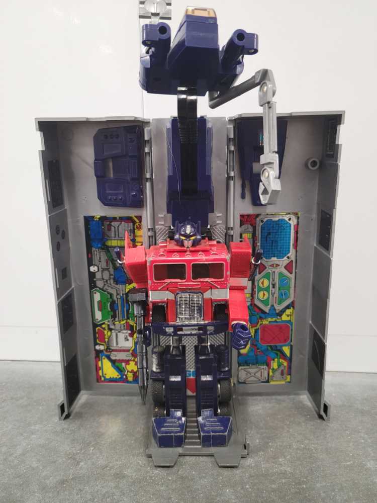 Optimus Prime Leader 5th Robot Mode Missing Missiles, Gas Pump And Hose Broken Trailer - Hasbro (1984) action figure collectible - Main Image 2