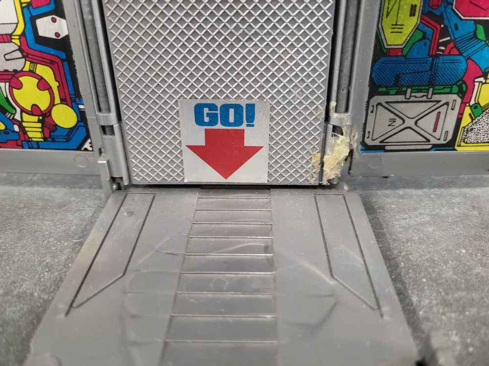 Optimus Prime Leader 5th Robot Mode Missing Missiles, Gas Pump And Hose Broken Trailer - Hasbro (1984) action figure collectible - Main Image 3