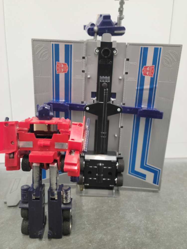 Optimus Prime Leader 5th Robot Mode Missing Missiles, Gas Pump And Hose Broken Trailer - Hasbro (1984) action figure collectible - Main Image 4