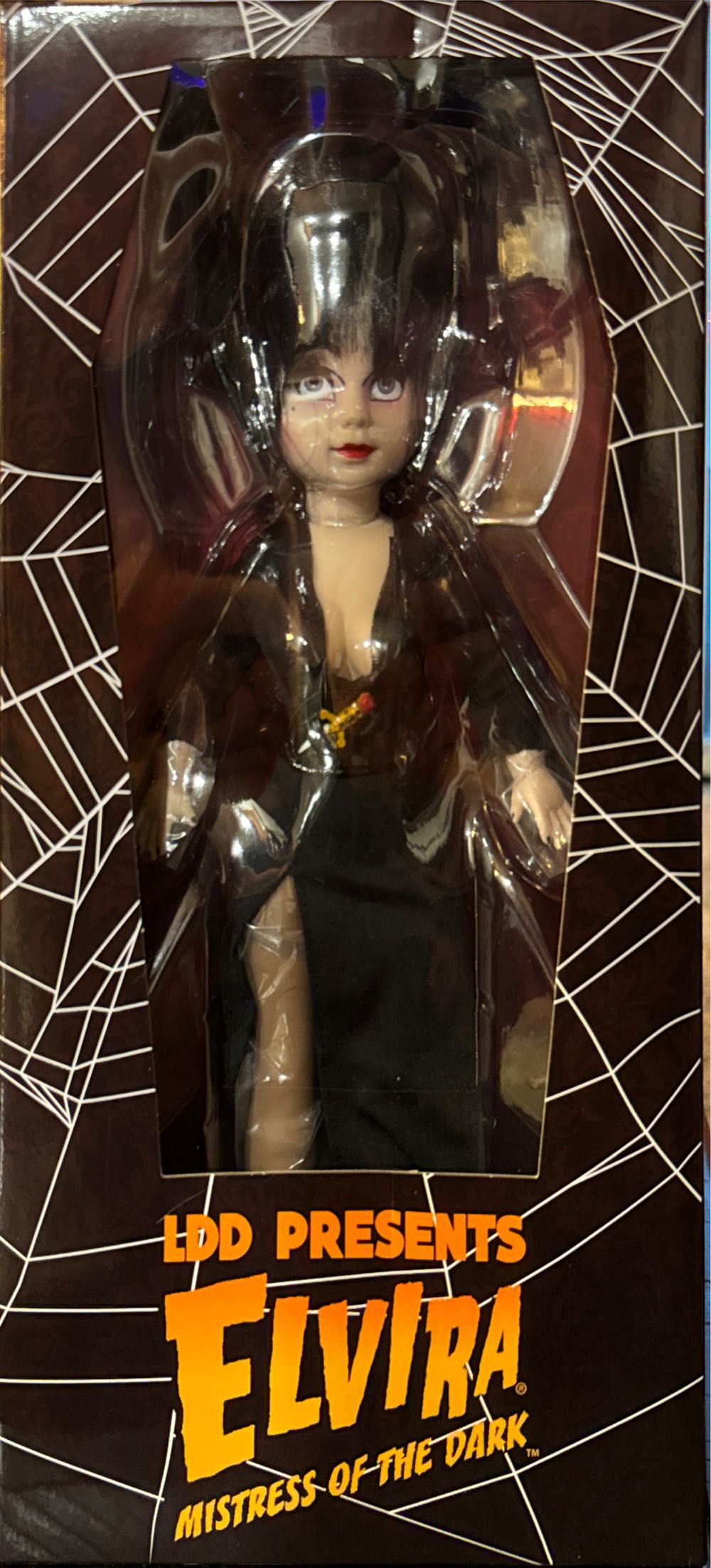 Elvira, Mistress Of The Dark - Mezco Toyz (Elvira, Mistress of the Dark) action figure collectible [Barcode 696198996029] - Main Image 2