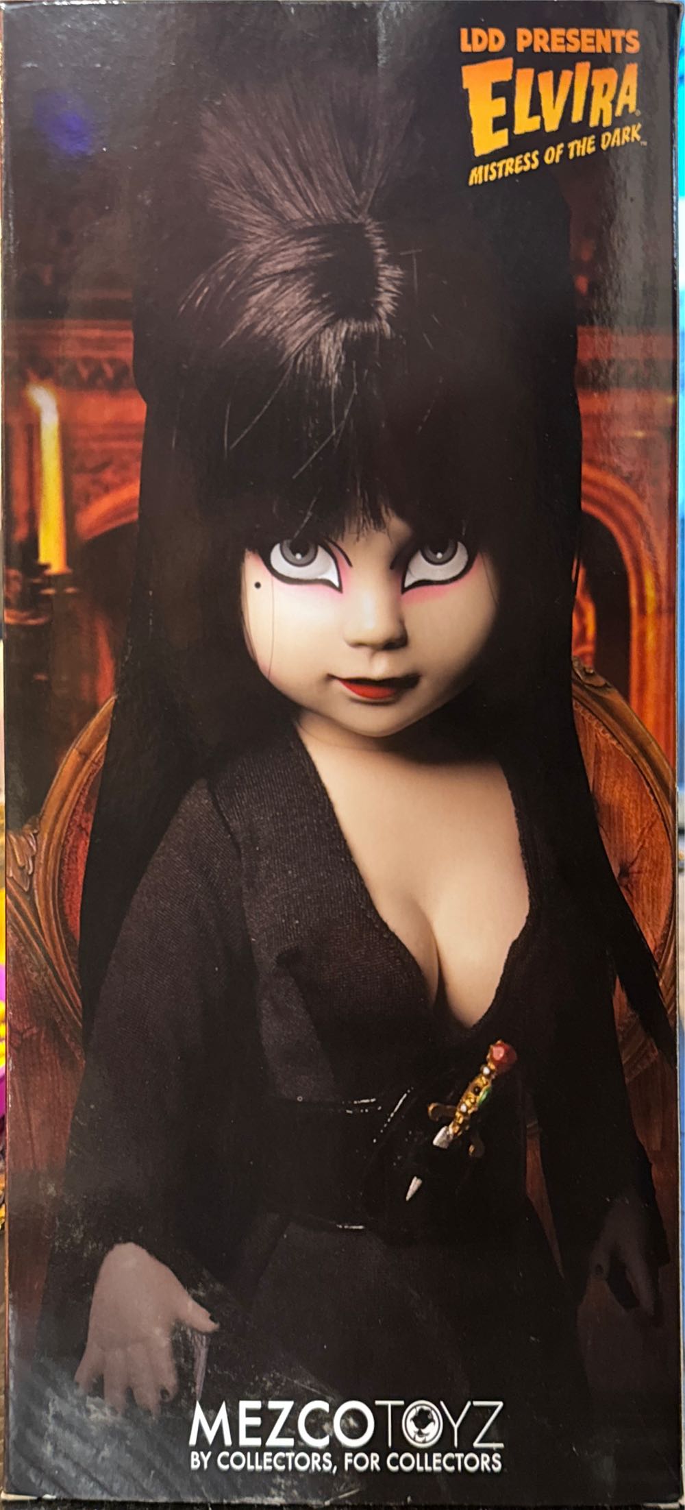 Elvira, Mistress Of The Dark - Mezco Toyz (Elvira, Mistress of the Dark) action figure collectible [Barcode 696198996029] - Main Image 3