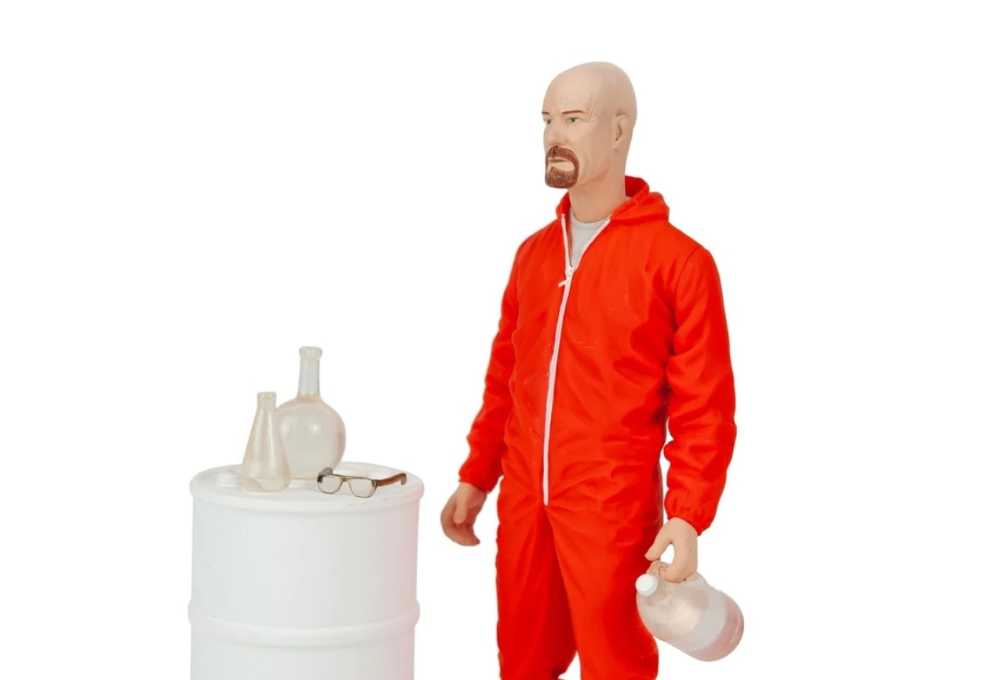 Walter White (Orange Hazmat) - Mezco Toyz (Breaking Bad) action figure collectible [Barcode 696198751505] - Main Image 4