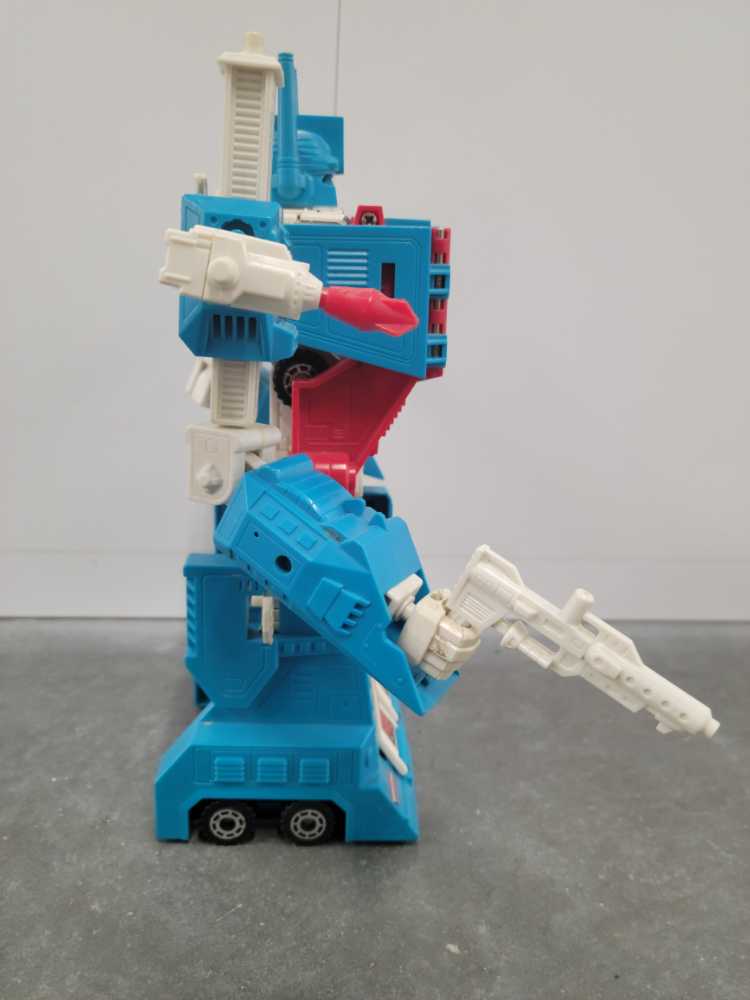 Ultra Magnus 7th (Truck Mode Cab Only)  - Hasbro (1986) action figure collectible - Main Image 3
