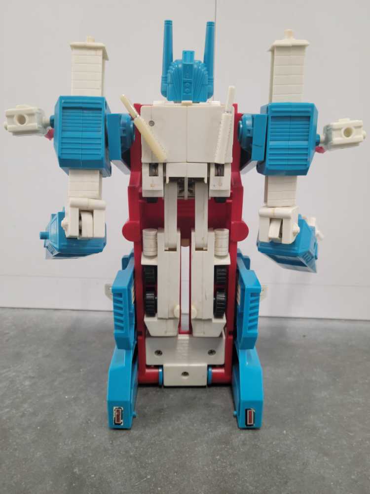 Ultra Magnus 7th (Truck Mode Cab Only)  - Hasbro (1986) action figure collectible - Main Image 4