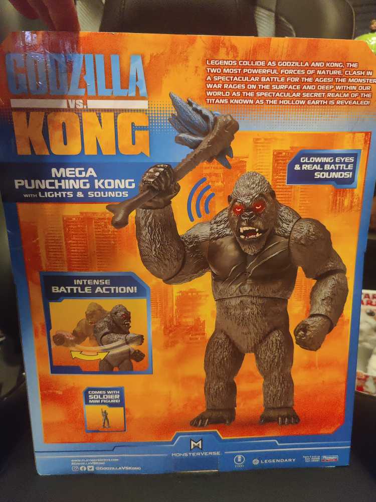 Godzilla Vs Kong : Mega Punching Kong With Lights & Sounds - Playmates Toys (Godzilla Vs Kong) action figure collectible [Barcode 043377355816] - Main Image 2
