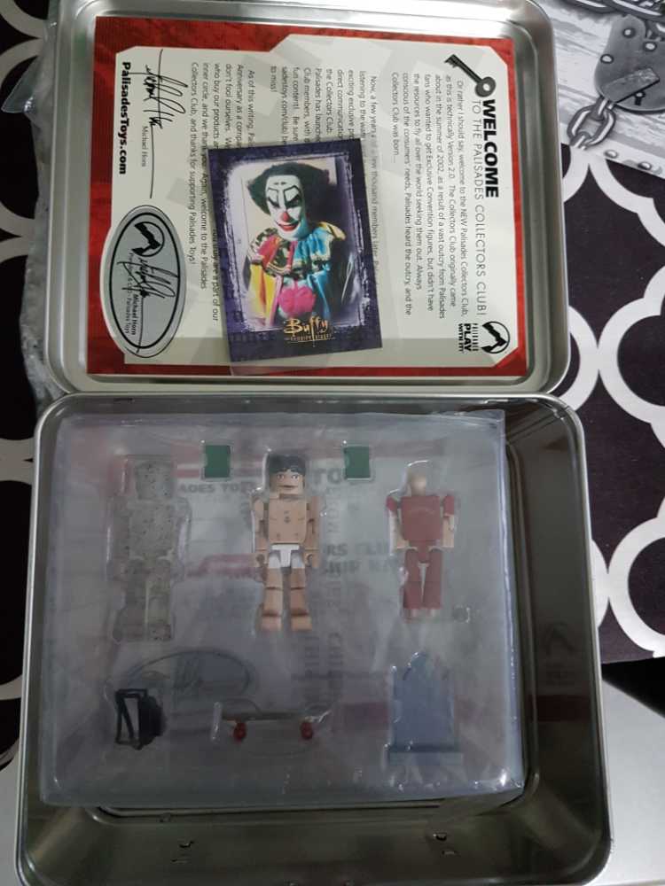 Btvs Collectors Tin Club Exclusive Nightmare Xander  action figure collectible [Barcode 666620650119] - Main Image 2