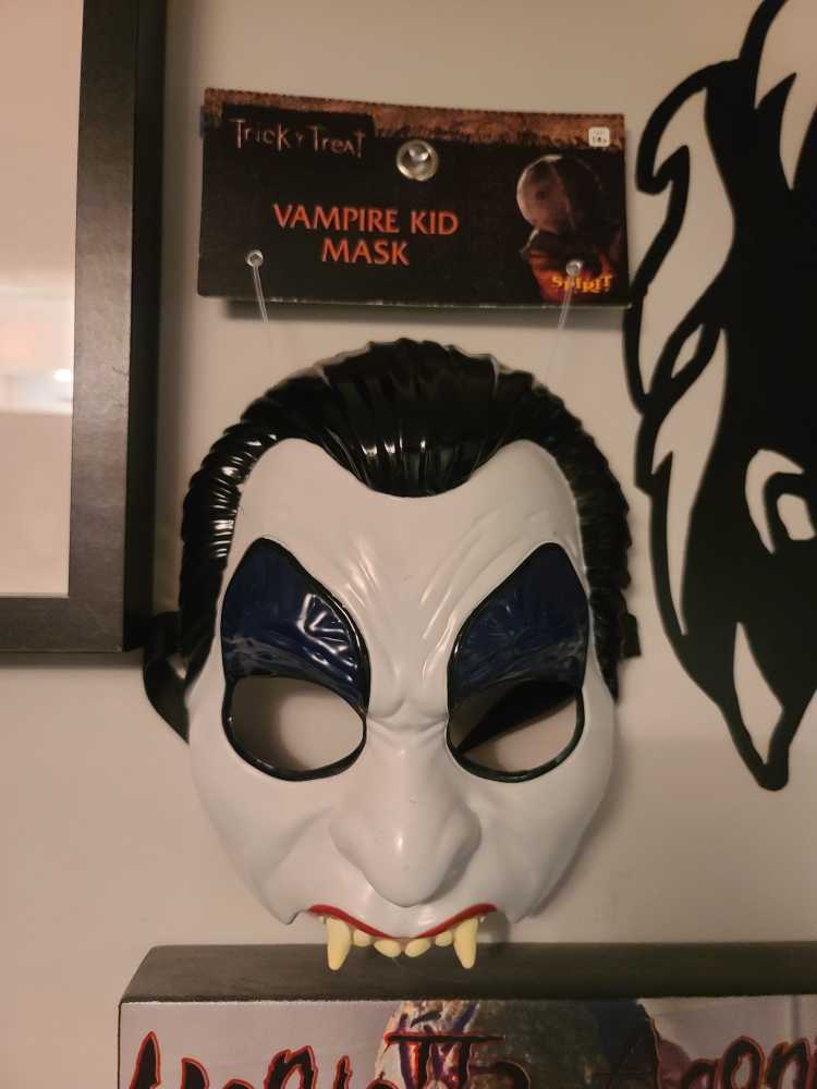 Trick-r-Treat Vampire Mask - spirit halloween (Horror) action figure collectible - Main Image 1