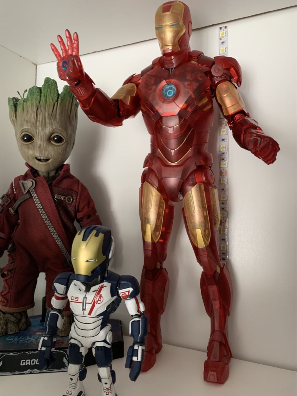 Iron Man Mark IV (Holographic Version) Hot Toys 1:6 - Hot Toys / Side Show (Iron Man 2 Movie Series) action figure collectible [Barcode 4895228605023] - Main Image 2