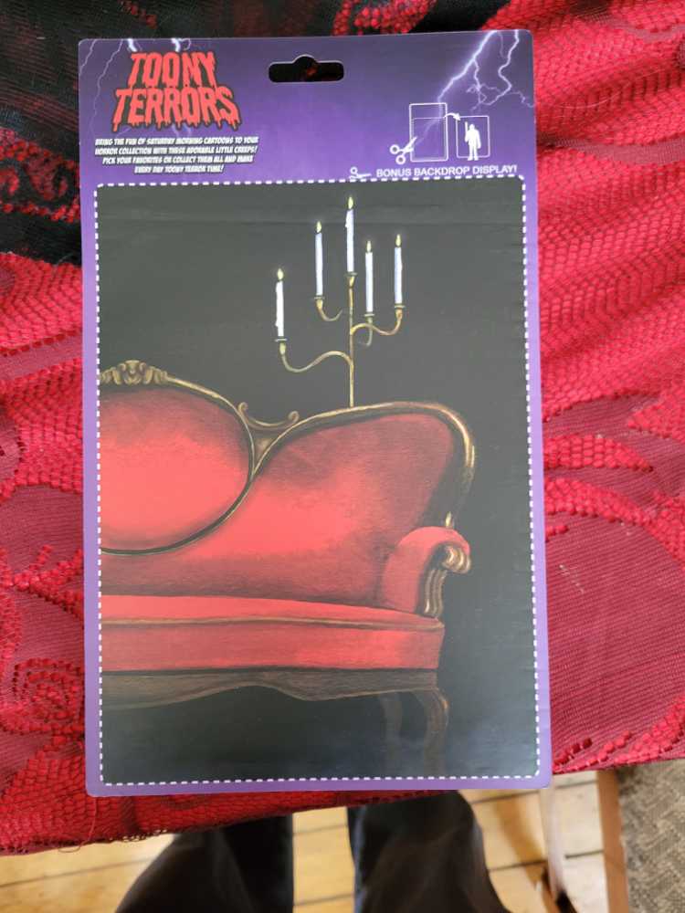 Elvira <Toony Terrors> - Neca (Elvira, Mistress of the Dark) action figure collectible [Barcode 634482397343] - Main Image 2