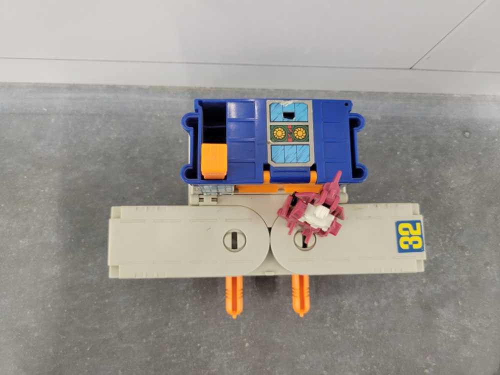 Airwave Micromaster Station - Hasbro (1989) action figure collectible - Main Image 3