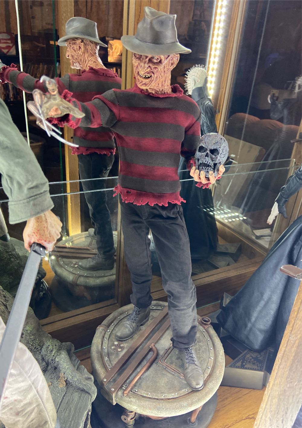 1:4 Sideshow: Freddy Krueger PF Statue W/ Custom Base - Sideshow Collectibles (A Nightmare On Elm Street 3: Dream Warriors) action figure collectible [Barcode 747720229129] - Main Image 2