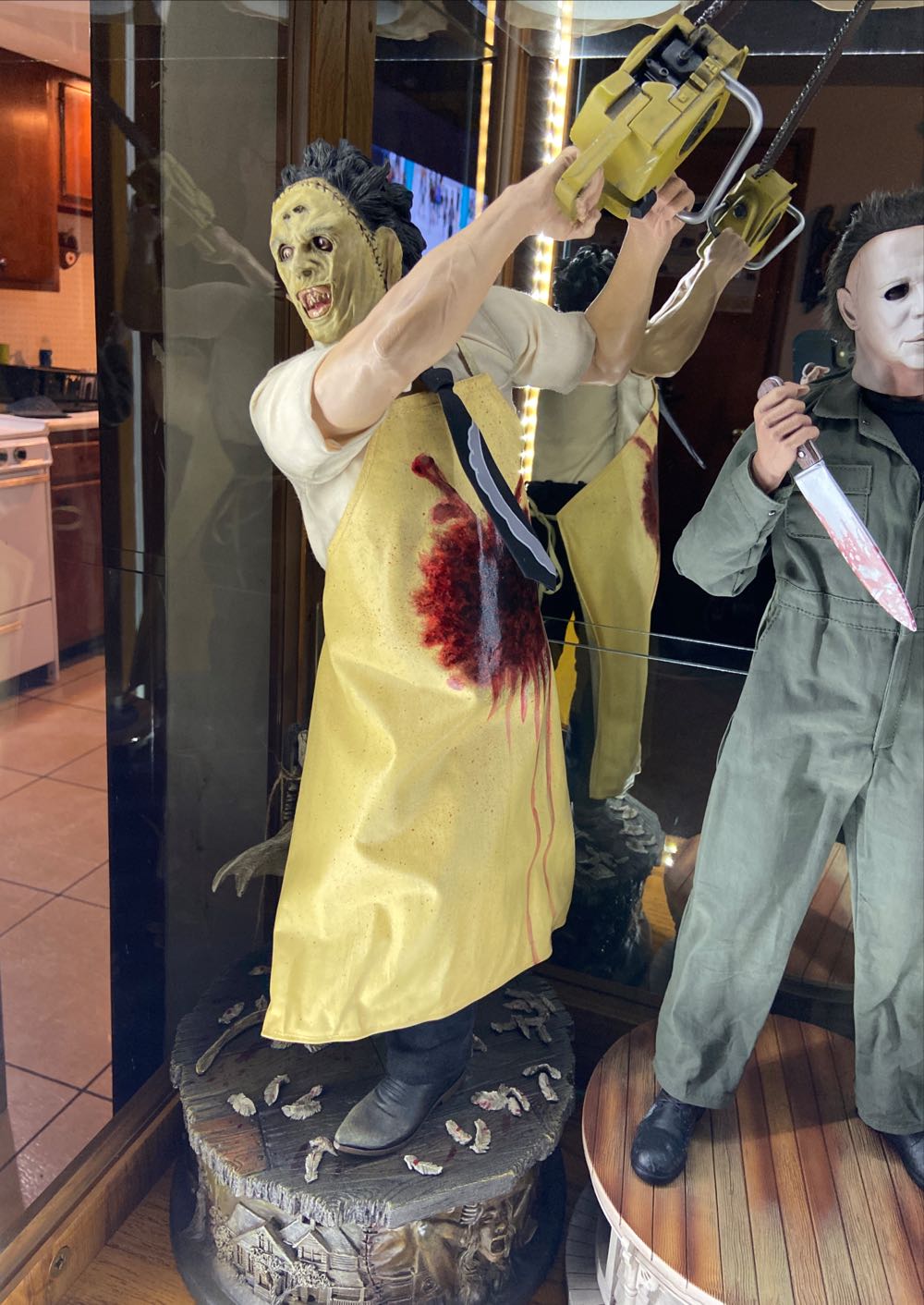 1:4 Sideshow: Leatherface PF Statue Ex W/ Custom Base - Sideshow Collectibles (Texas Chainsaw Massacre) action figure collectible [Barcode 747720233997] - Main Image 2