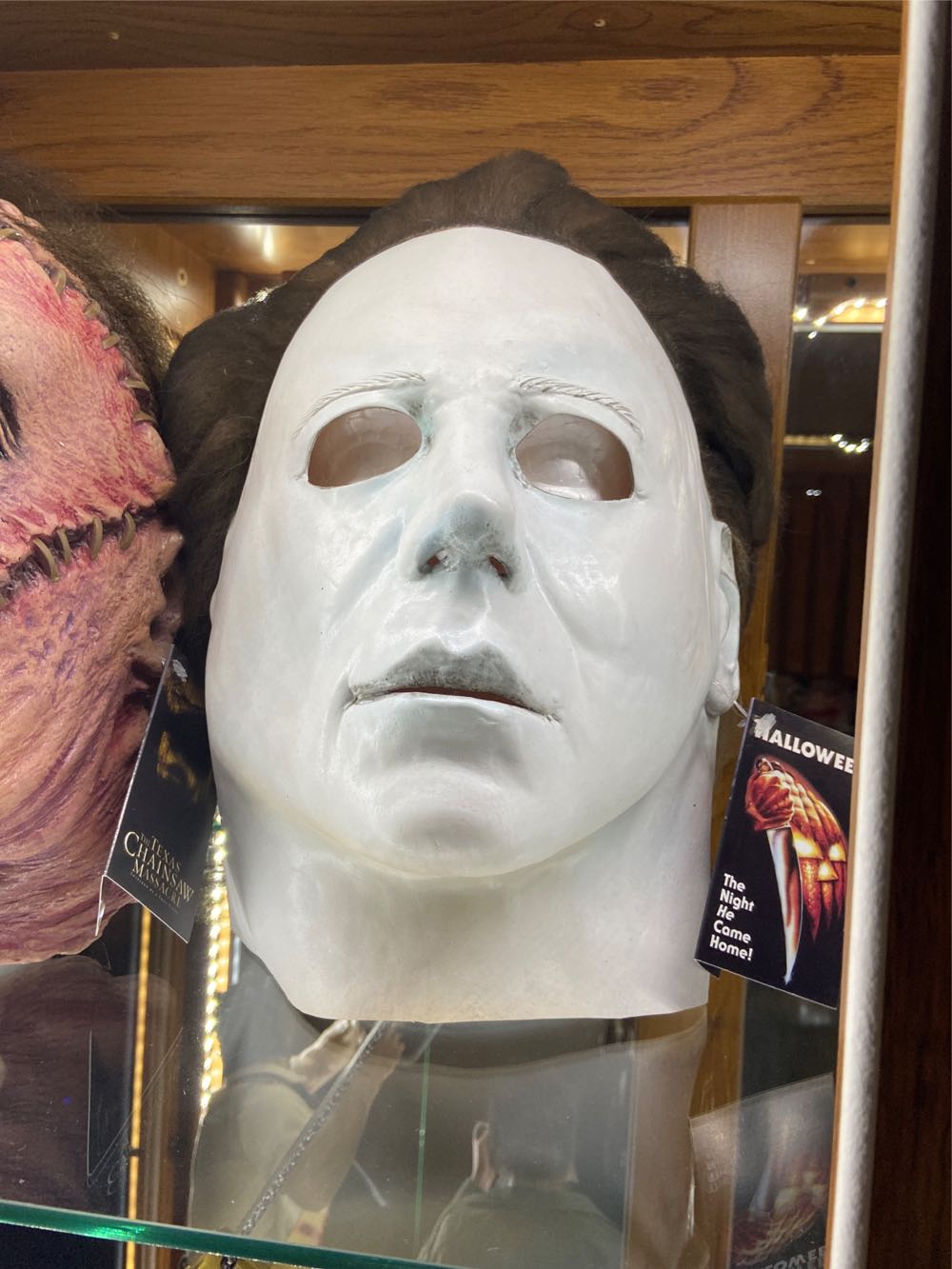 Halloween- Michael Myers Mask White - Trick or Treat Studios (Halloween) action figure collectible [Barcode 811501031055] - Main Image 2