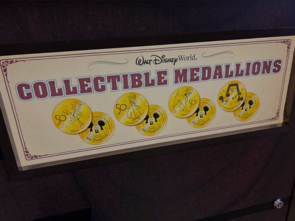 Disney World 50th Anniversary Collectible Medallions - R2-D2  Star Wars  - Disney Parks (Disney 50th Anniversary) action figure collectible - Main Image 3