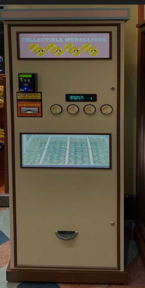 Disney World 50th Anniversary Collectible Medallions - R2-D2  Star Wars  - Disney Parks (Disney 50th Anniversary) action figure collectible - Main Image 4