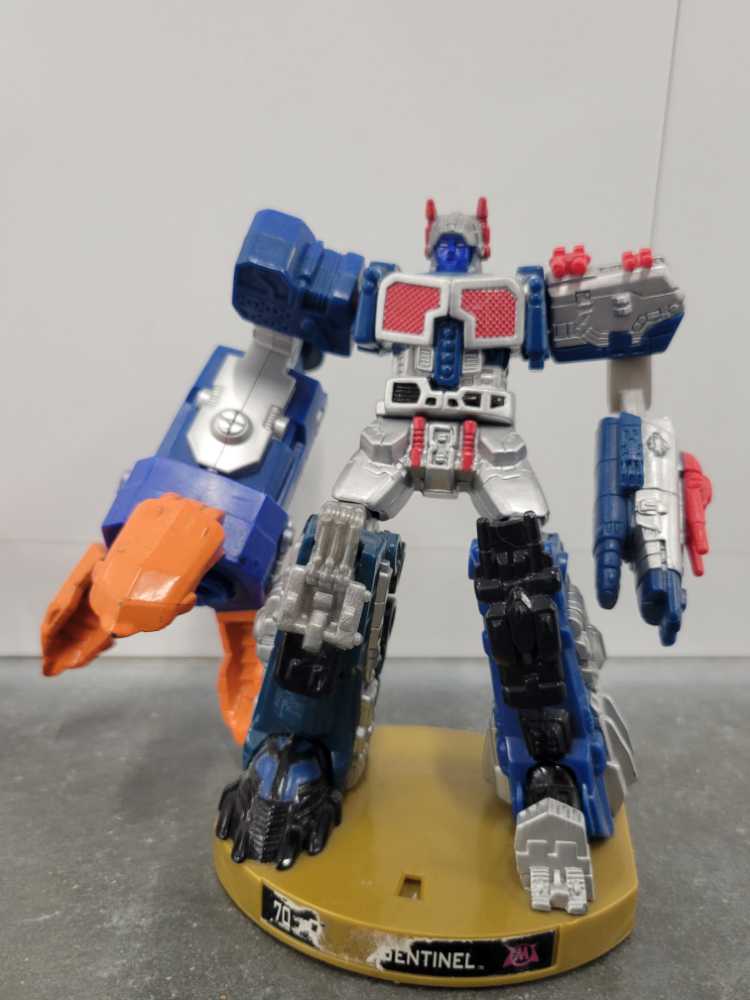 Omega Sentinel  - Hasbro (Attacktix) action figure collectible - Main Image 2