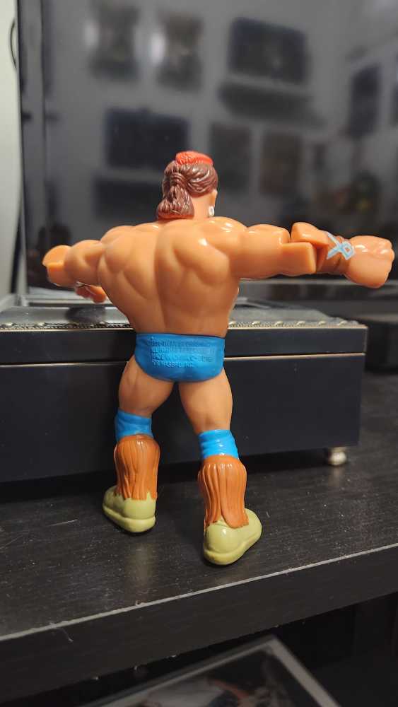 Tatanka - Hasbro (WWF Hasbro) action figure collectible [Barcode 038976073964] - Main Image 2