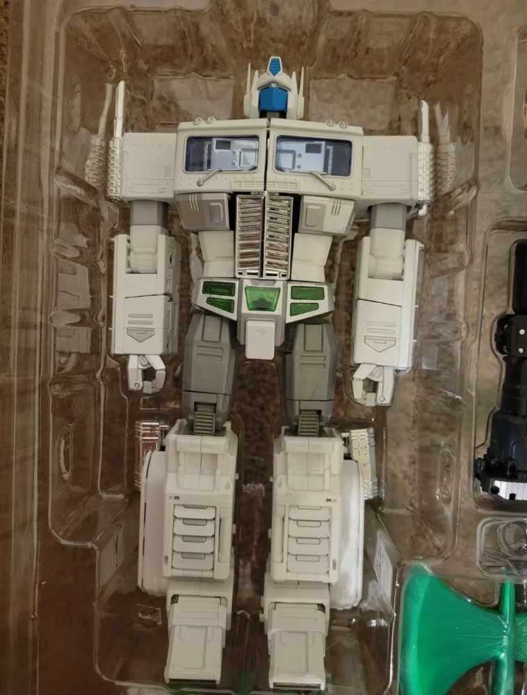 Optimus Prime MP-10 (7-11 Ver) - Takara Tomy (Masterpiece MP-10 Collection) action figure collectible - Main Image 3