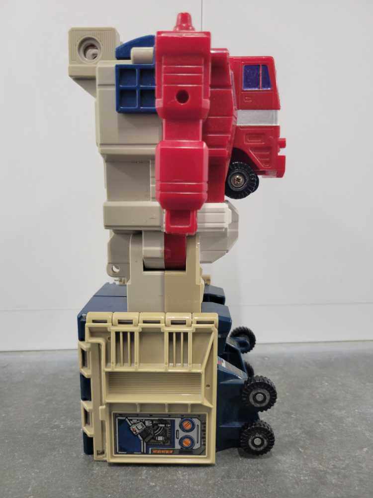 Optimus Prime (Powermaster) - Hasbro (Transformers Parts) action figure collectible - Main Image 3