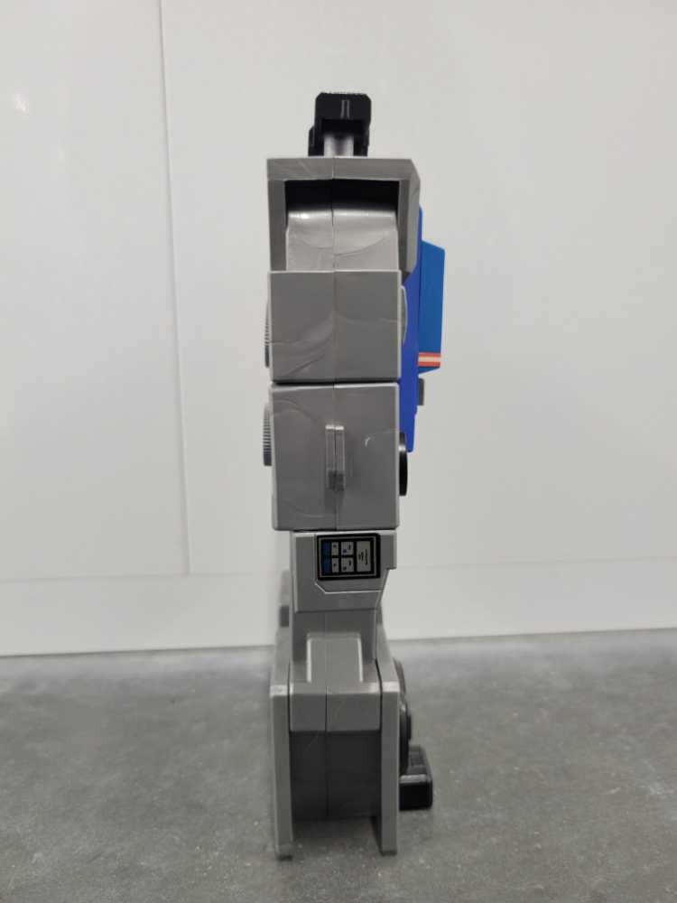 Robotic AM Radio (KO) - Tai Fong (The Transformers) action figure collectible - Main Image 3