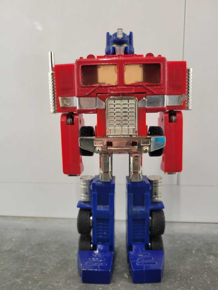 Optimus Prime Light Blue 2nd Missing Fists All 3 Guns Gas Pump Hose And Nozzle 2 Red Missing And 4 Black Missiles And Roller - Hasbro (Generation 2) action figure collectible - Main Image 2