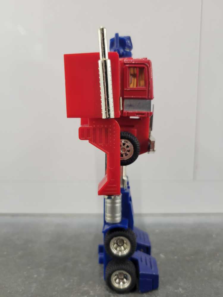 Optimus Prime Light Blue 2nd Missing Fists All 3 Guns Gas Pump Hose And Nozzle 2 Red Missing And 4 Black Missiles And Roller - Hasbro (Generation 2) action figure collectible - Main Image 3