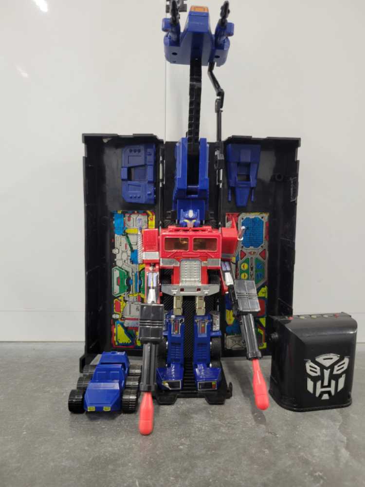 Optimus Prime Light Blue 1st Missing Black Rifle Gas Pump And Nozzle  - Hasbro (Generation 2) action figure collectible - Main Image 2