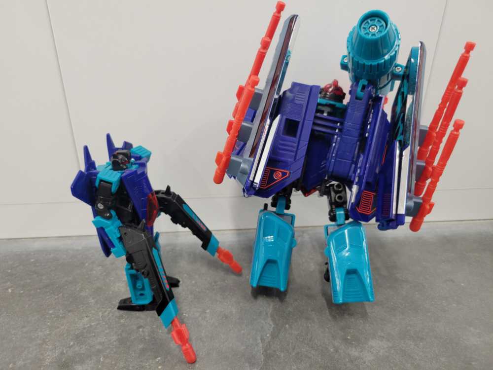 Dreadwing and Smokescreen Robot Mode - Hasbro (Generation 2) action figure collectible - Main Image 2