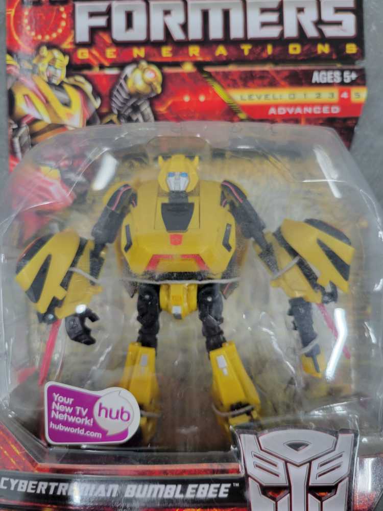 Bumblebee Cybertronian 1st Carded - Hasbro (Generations War For Cybertron) action figure collectible - Main Image 2