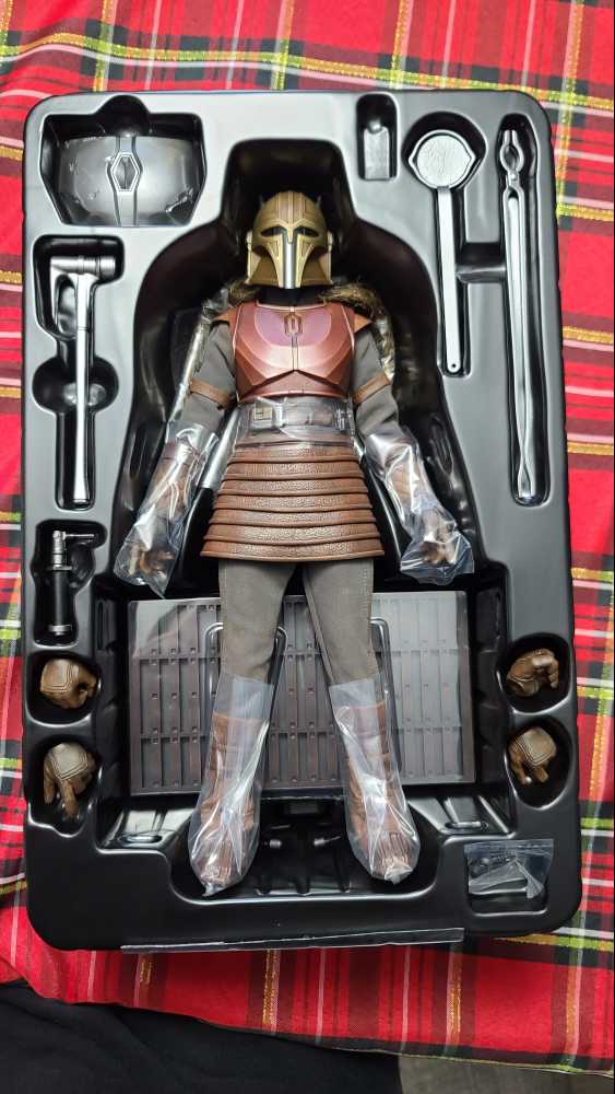 Hot Toys TMS 044 Sixth Scale The Mandalorian The Armorer  - Hot Toys (Sci-Fi) action figure collectible - Main Image 2