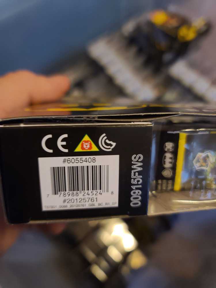 Batman  action figure collectible [Barcode 778988245248] - Main Image 2