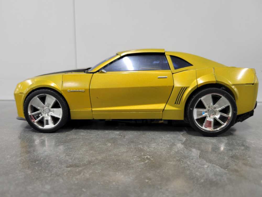 Bumblebee - Leader Class - Hasbro (Transformers) action figure collectible - Main Image 3