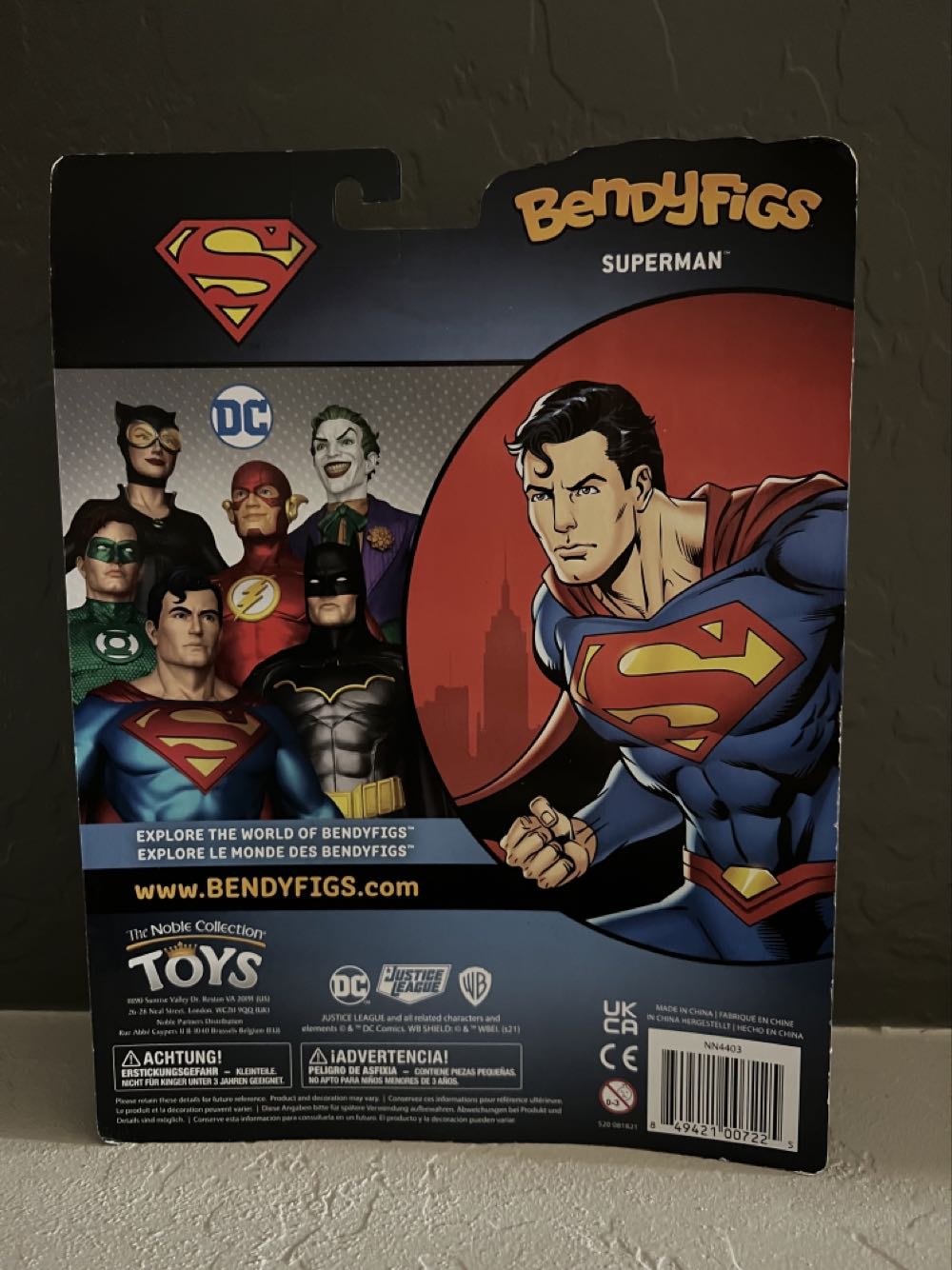 Superman Bendyfigs DC - The Nobel Collection (Superman) action figure collectible [Barcode 849421007225] - Main Image 3