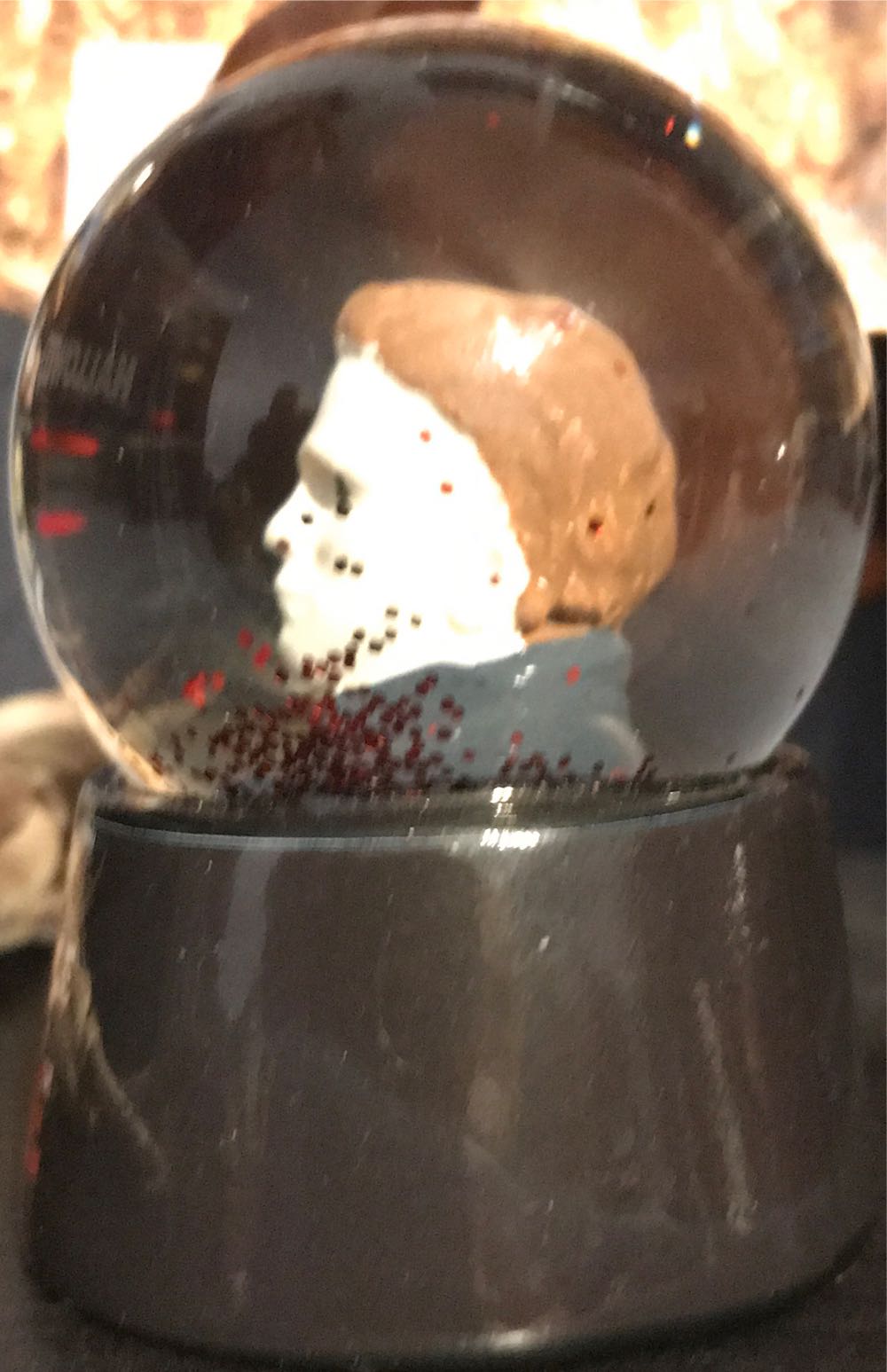 Halloween ll: Michael Myers Snow Globe  (Halloween II) action figure collectible [Barcode 810076046730] - Main Image 4