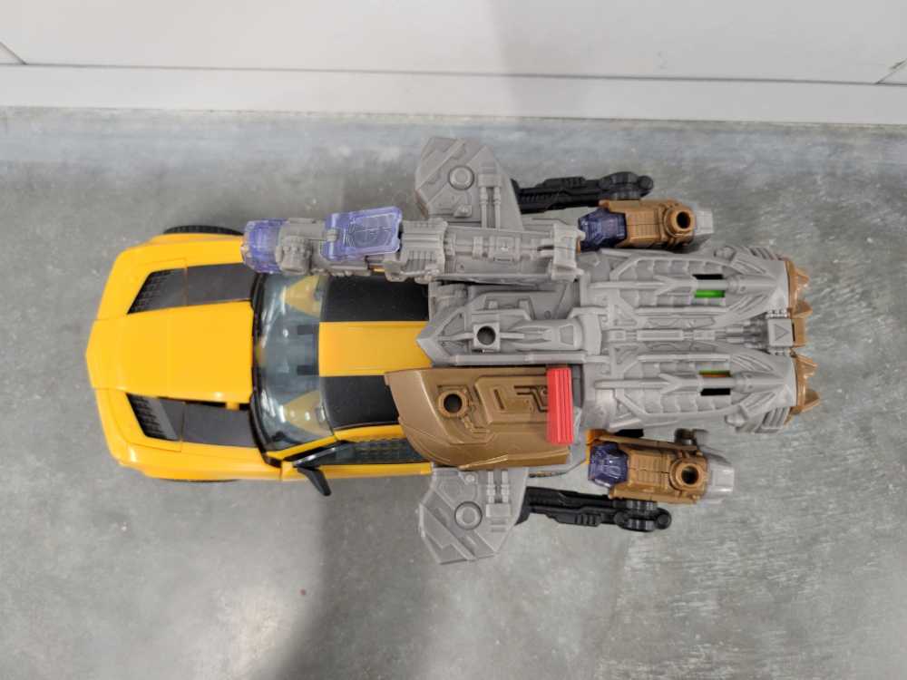 Bumblebee Leader Class (Vehicle Mode) - Hasbro (Dark Of The Moon) action figure collectible - Main Image 2