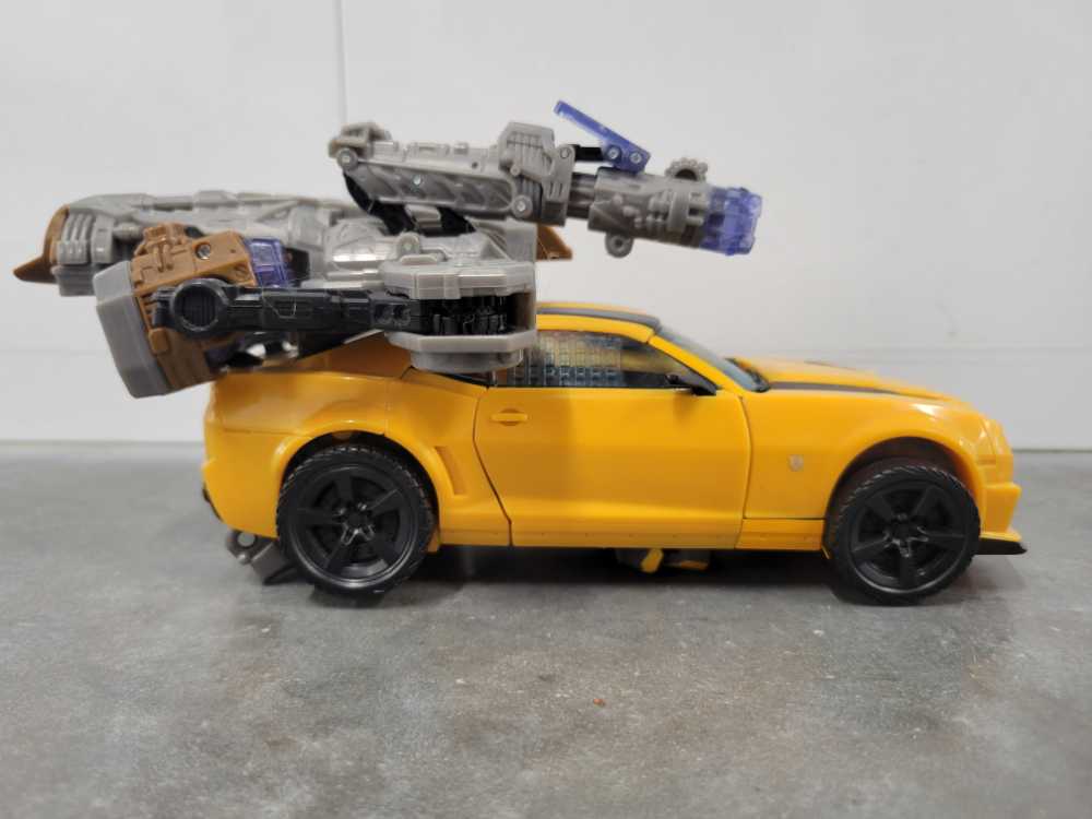 Bumblebee Leader Class (Vehicle Mode) - Hasbro (Dark Of The Moon) action figure collectible - Main Image 3