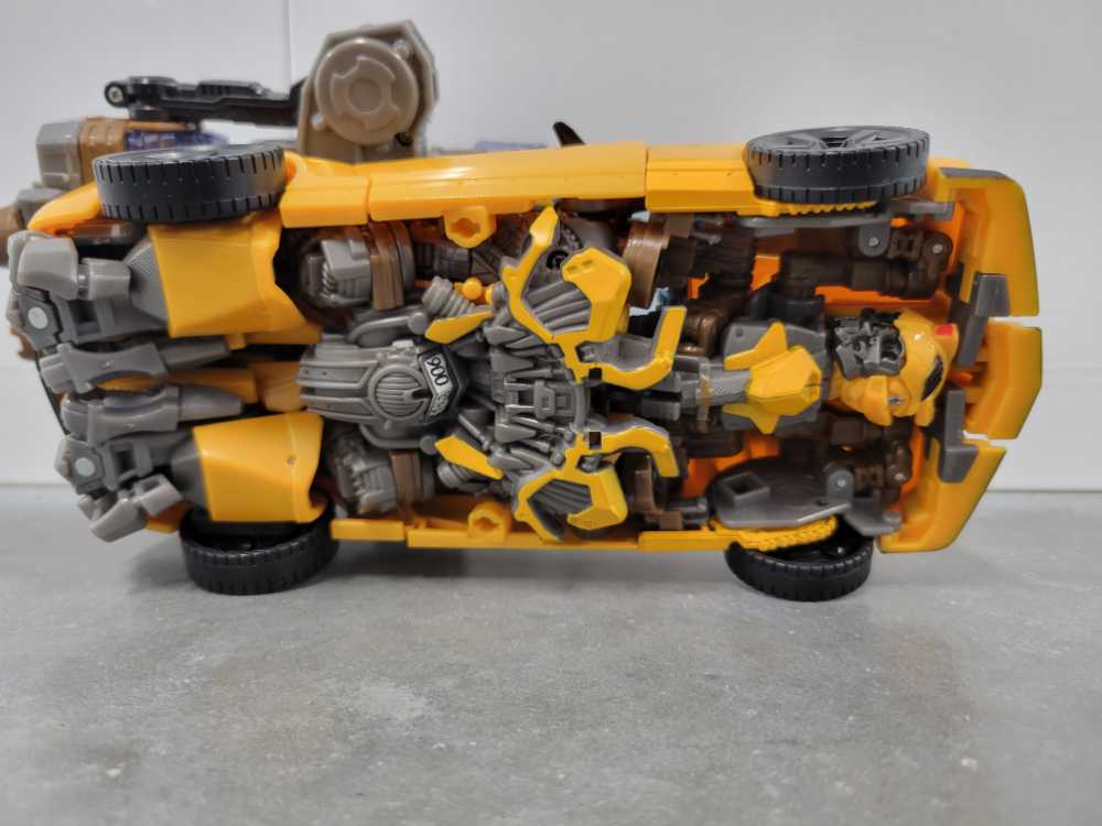 Bumblebee Leader Class (Vehicle Mode) - Hasbro (Dark Of The Moon) action figure collectible - Main Image 4