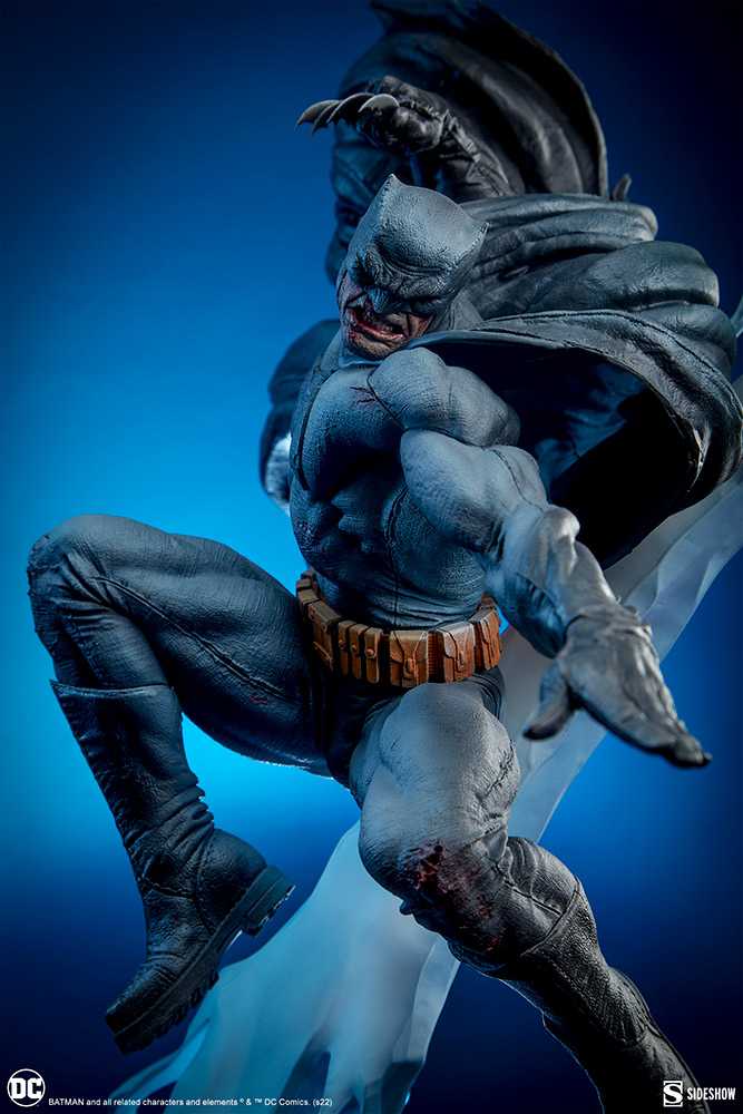 Batman, The Dark Knight Returns Premium Format (1:4) - Sideshow Collectibles (DC Comics) action figure collectible - Main Image 3