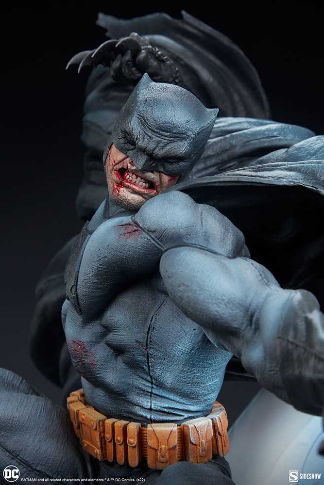 Batman, The Dark Knight Returns Premium Format (1:4) - Sideshow Collectibles (DC Comics) action figure collectible - Main Image 4