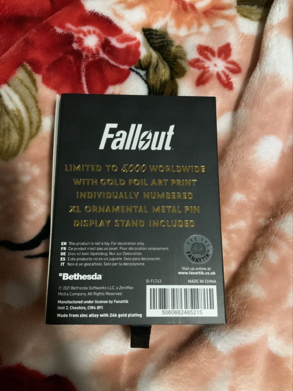Fallout 24k Gold Plated Premium Pin Badge - Fanattik TM (Fallout) action figure collectible [Barcode 5060662465215] - Main Image 2