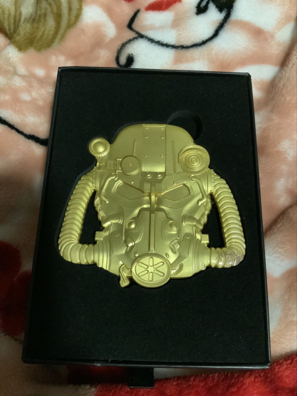 Fallout 24k Gold Plated Premium Pin Badge - Fanattik TM (Fallout) action figure collectible [Barcode 5060662465215] - Main Image 4