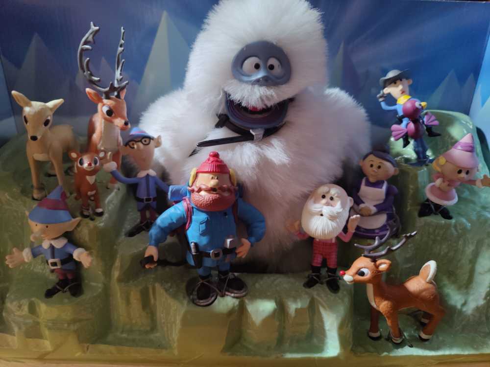 Rudolph:  The Island Of Misfit Toys - Yukon’s Sled & Dog Team - Playing Mantis action figure collectible [Barcode 090733067715] - Main Image 2
