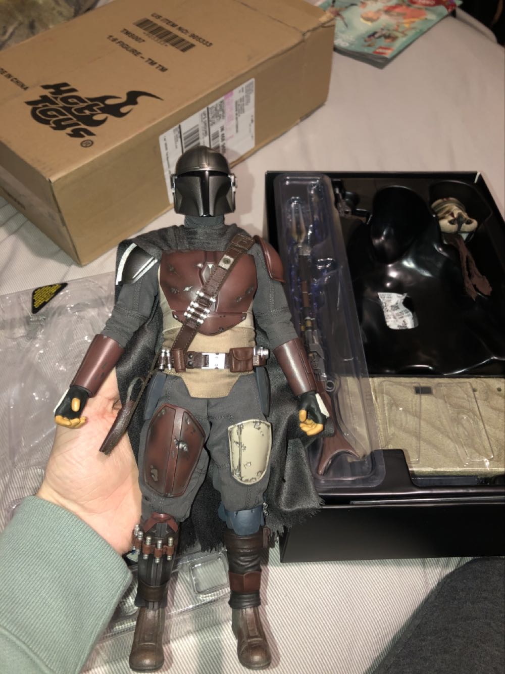 Hot Toys The Mandalorian (Dura Steel) TMS007 - Hot Toys (The Mandalorian) action figure collectible - Main Image 4