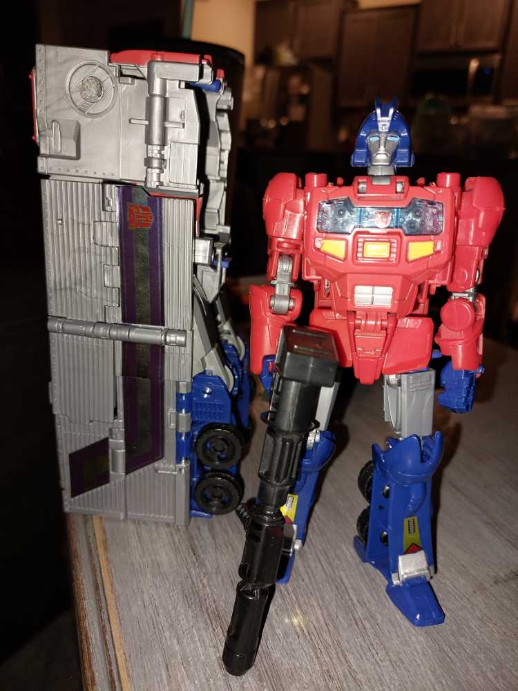Transformers Power Of The Primes Optimus Prime  (Power Of The Primes) action figure collectible - Main Image 2
