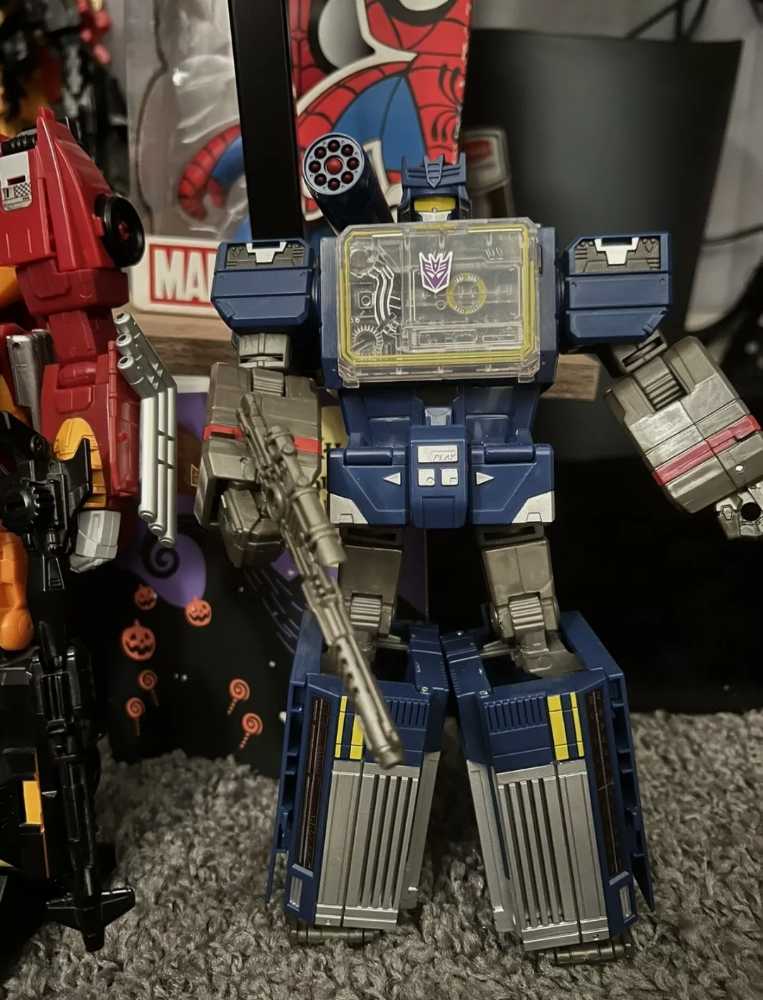 Soundwave and Doombox Target Exclusive (Robot Mode) - Hasbro (Titans Return) action figure collectible - Main Image 3