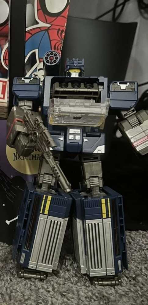 Soundwave and Doombox Target Exclusive (Robot Mode) - Hasbro (Titans Return) action figure collectible - Main Image 4