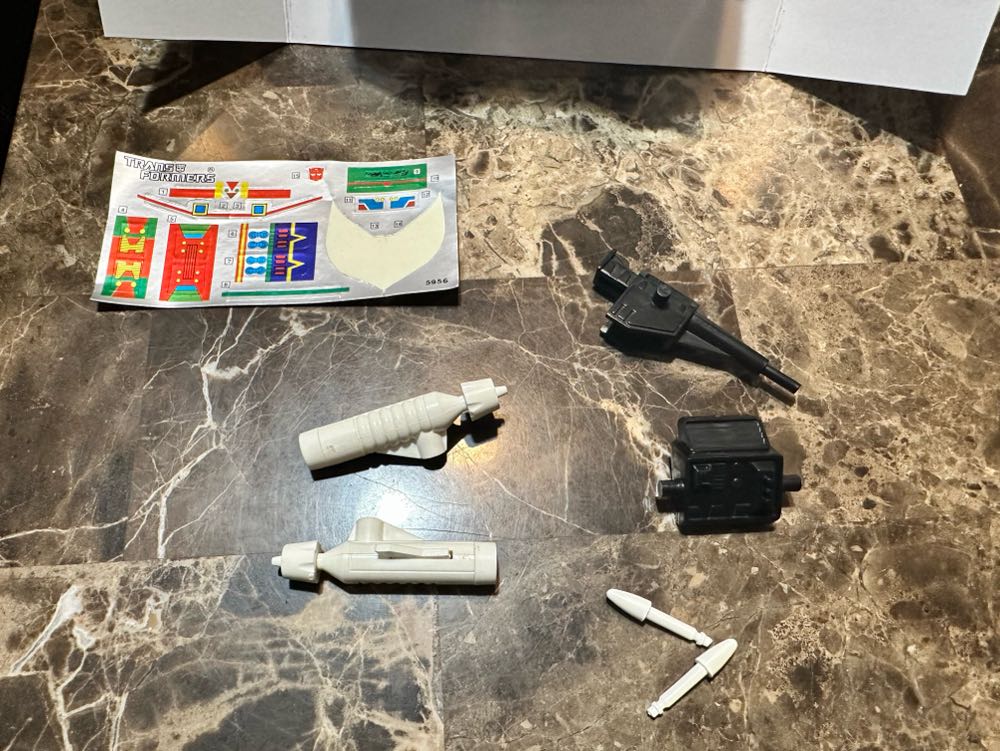 Autobot Warrior: Tracks - Unknown (The Transformers) action figure collectible [Barcode 038976059562] - Main Image 4