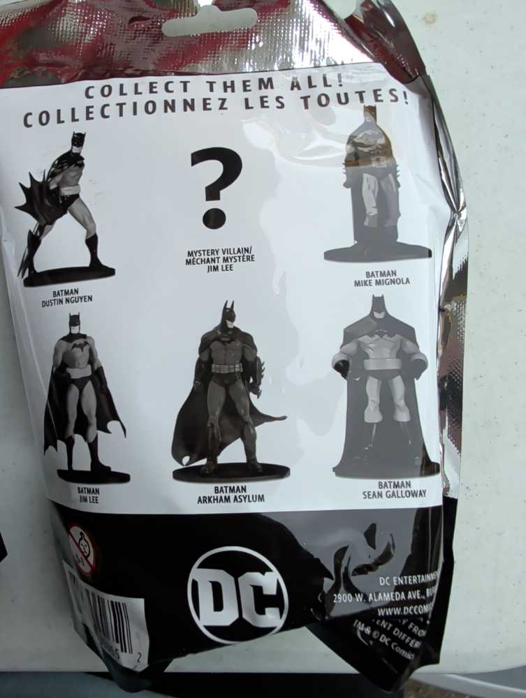 Batman Black & White Mini Series 3 Jim Lee   action figure collectible [Barcode 761941360652] - Main Image 2