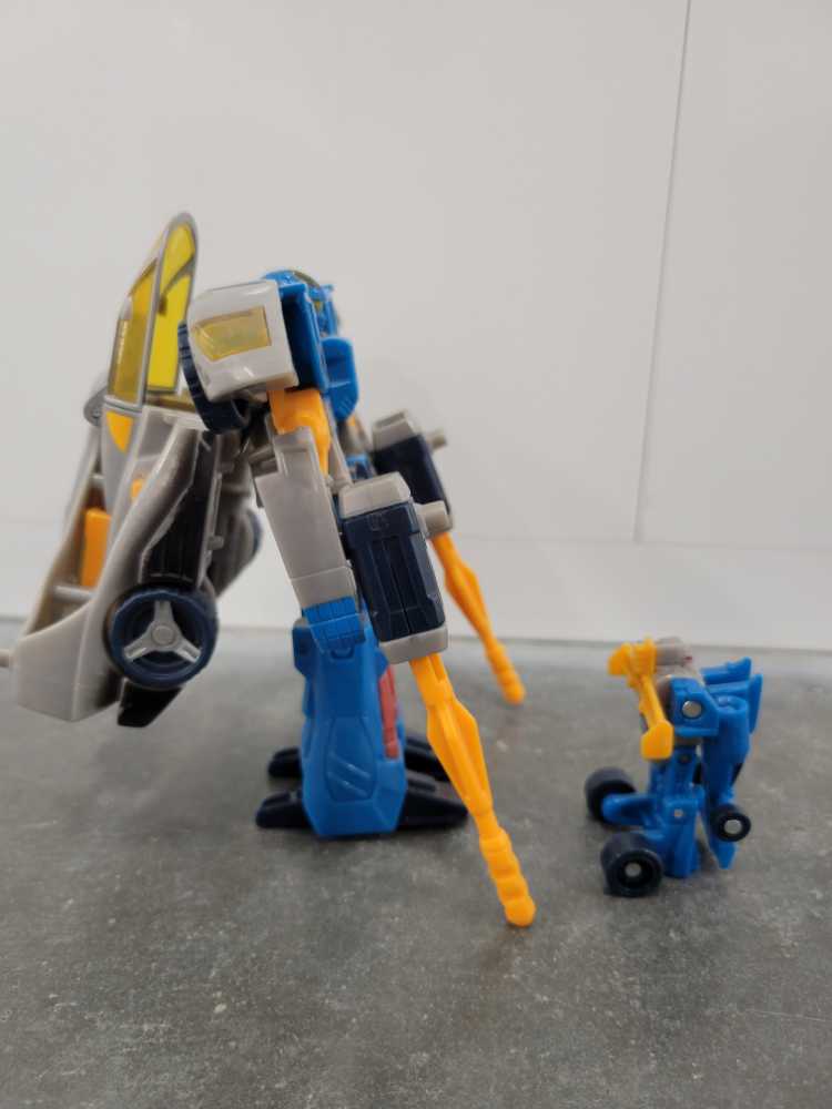 Incinerator With Blurr 1st Robot Mode - Hasbro (Armada) action figure collectible - Main Image 2